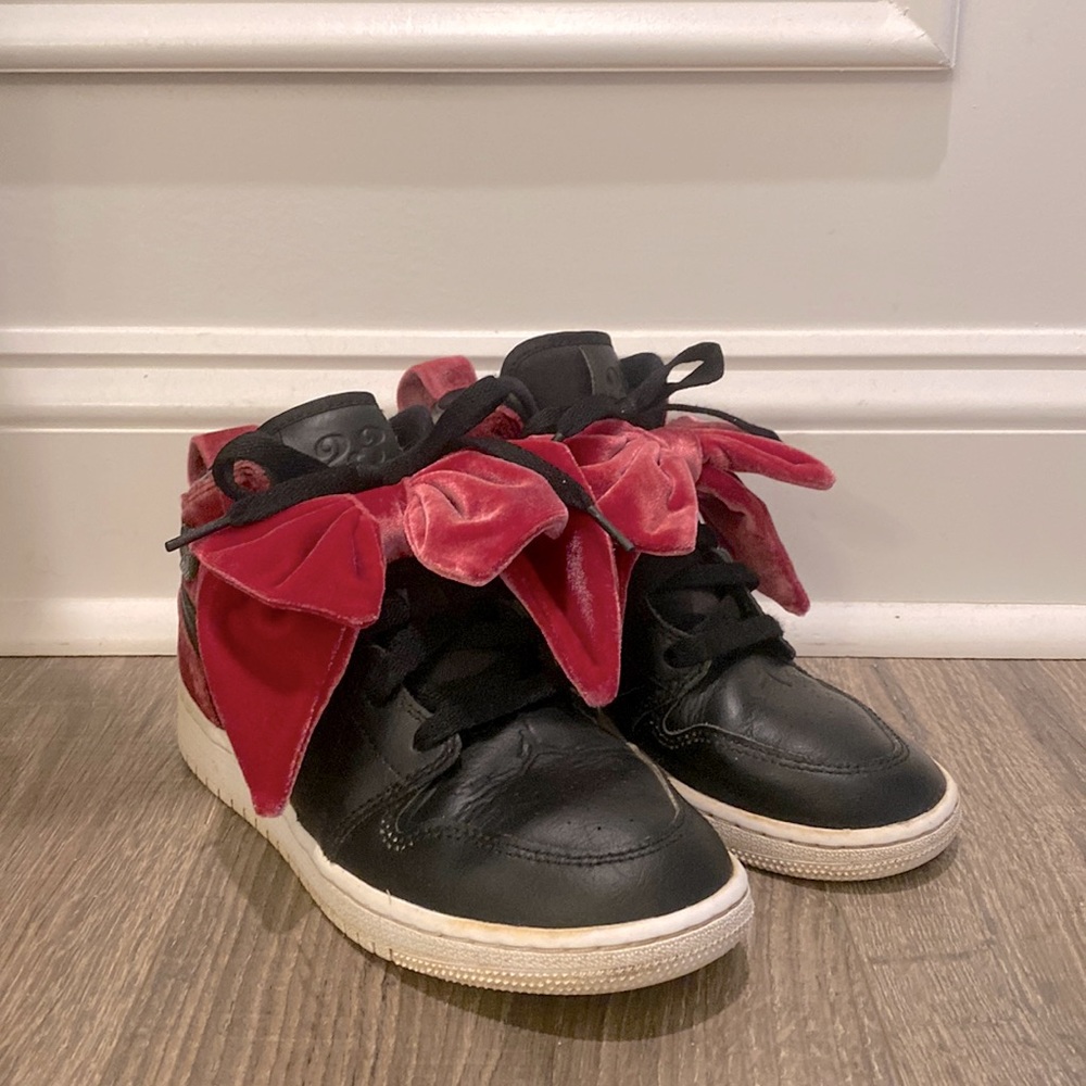 Jordan 1 Retro high Mid Bow